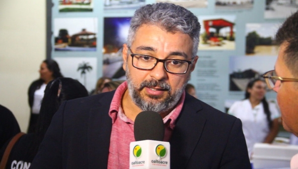 Em resposta a Gladson, petista lotado no gabinete de Leo de Brito chama governador de “fraco”